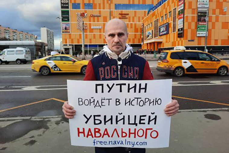 В Москве во время пикета задержали журналиста RusNews