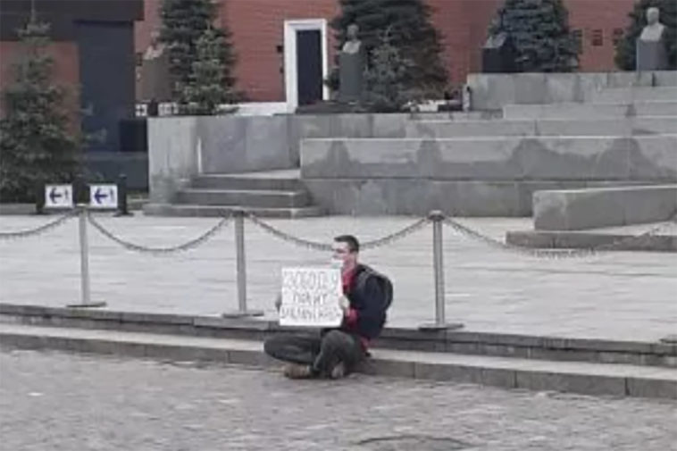 В Москве задержали активиста с плакатом "Свободу политзаключенным"