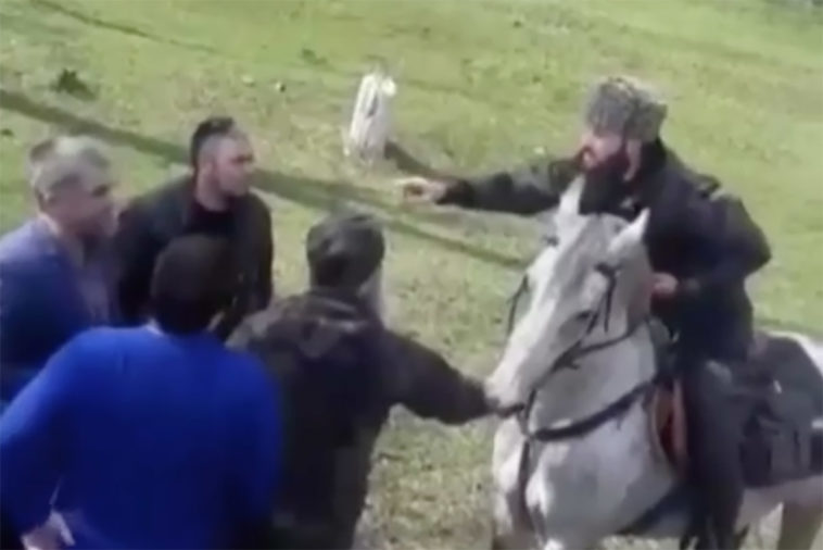 Чеченцы на конях попытались перейти границу с Дагестаном. Их остановила полиция