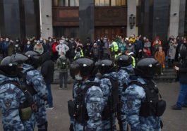Полиция на акции 21 апреля у библиотеки имени Ленина