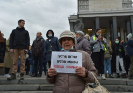 Участница акции 21 апреля перед библиотекой имени Ленина