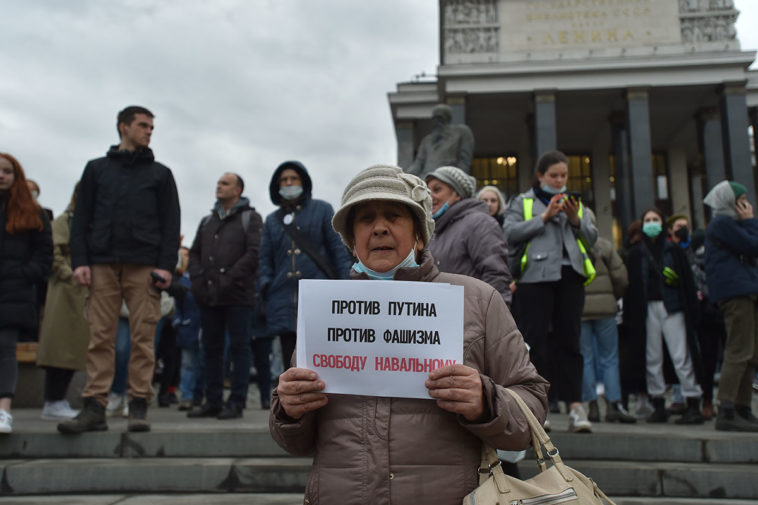 Участница акции 21 апреля перед библиотекой имени Ленина
