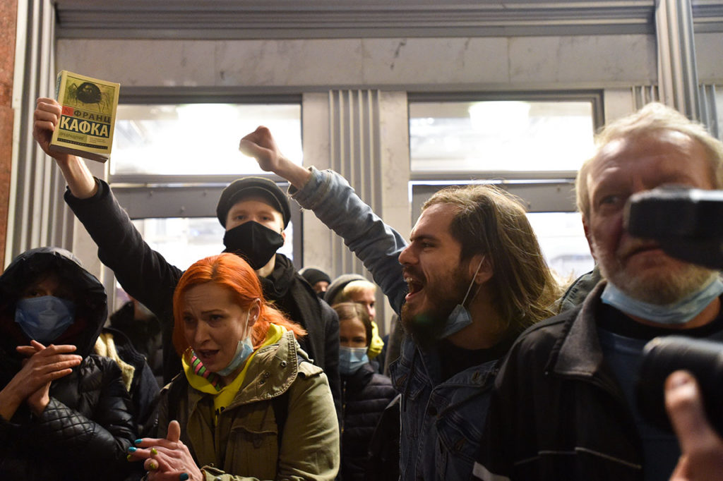 Участница акции 21 апреля у метро "Лубянка"