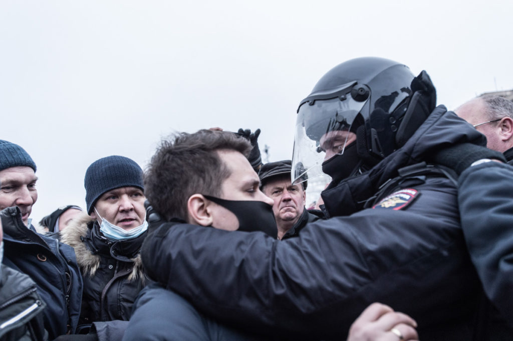 Полицейский и протестующий на митинге в поддержку Алексея Навального в Москве 23 января. Фото: Юрий Белят / «МБХ медиа»