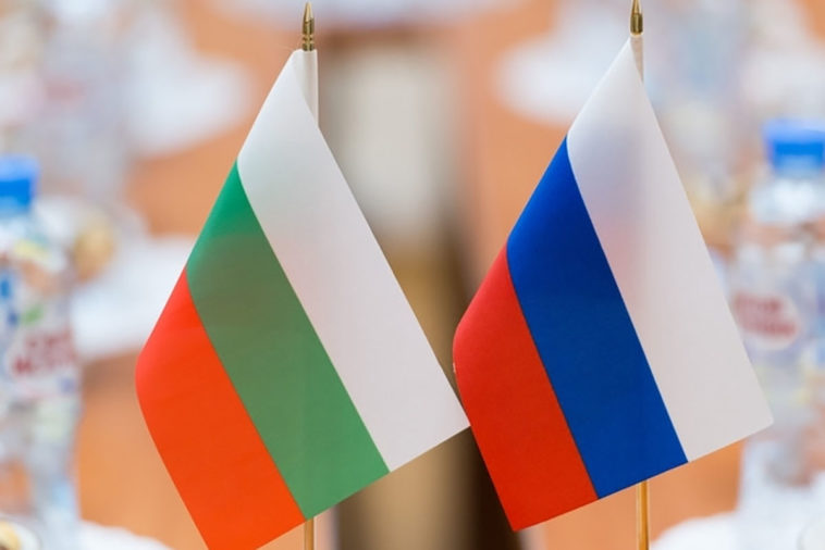 Флаги Болгарии и России