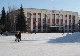 Школьники, гуляющие у здания Администрации города Белово