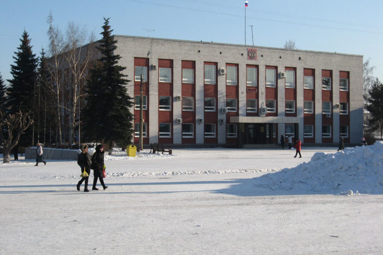 Школьники, гуляющие у здания Администрации города Белово