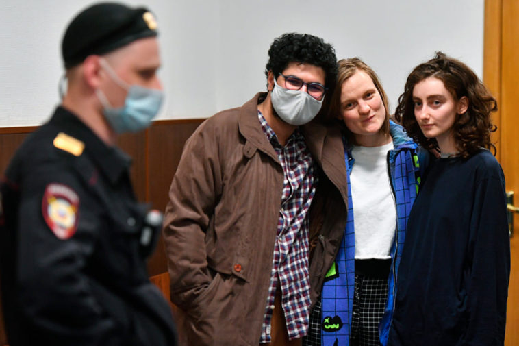 Cотрудники журнала «DOXA» Армен Арамян, Наташа Тышкевич и Алла Гутникова в Басманном суде