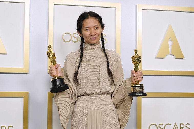 Режиссер Хлоя Чжао, победившая в номинациях "Лучший фильм" и "Лучший режиссер", на 93-й церемонии вручения премии "Оскар".