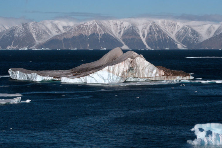 Тающий айсберг в Арктике