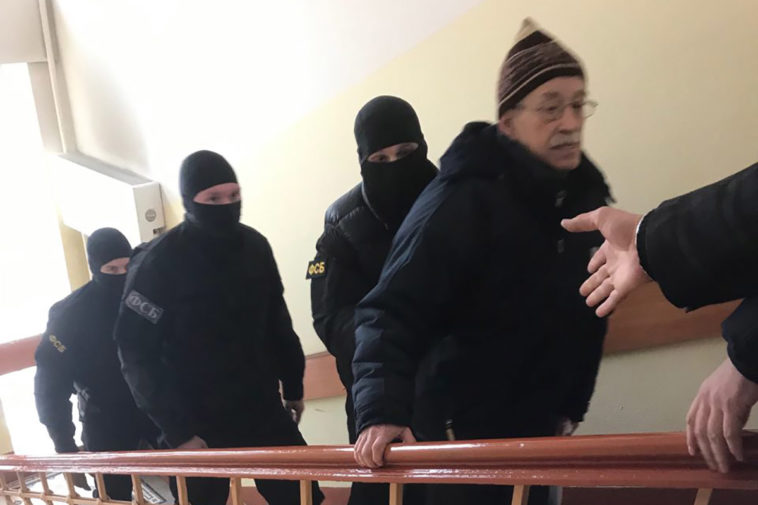 Виктор Кудрявцев в окружении трёх сотрудников ФСБ в Лефортовском суде Москвы