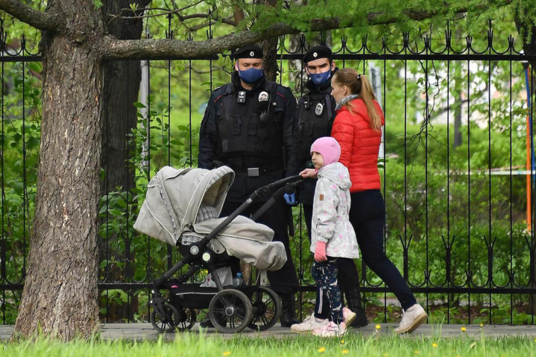 Женщина с детской коляской перед полицией