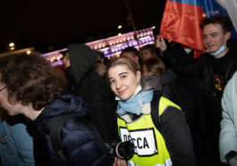 Валерия Савинова во время работы на митинге 21 апреля