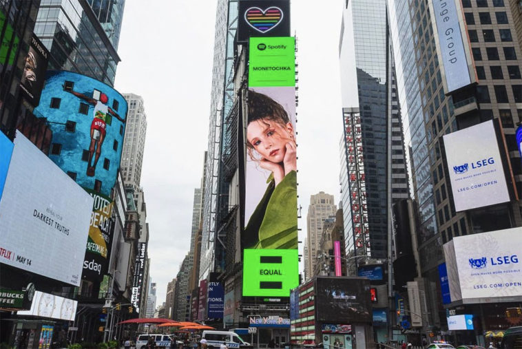 Билборд с певицей Монеточкой на Тайм-сквер в Нью-Йорке