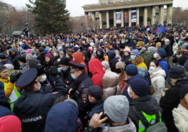 Участники акции в поддержку Навального в Новосибирске