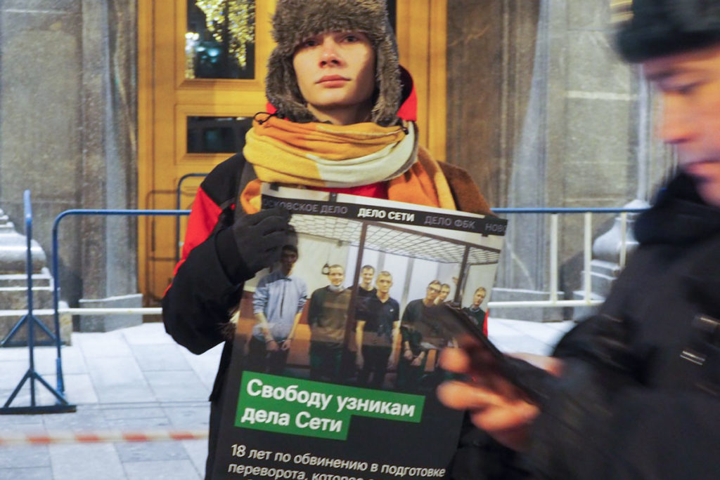 Михаил Самин в пикете у здания ФСБ