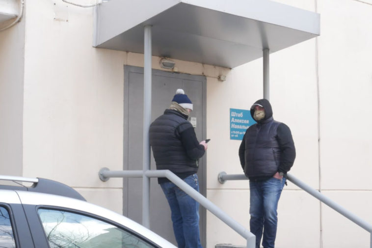 Неизвестные люди в масках у входа в штаб Навального в Нижнем Новгороде