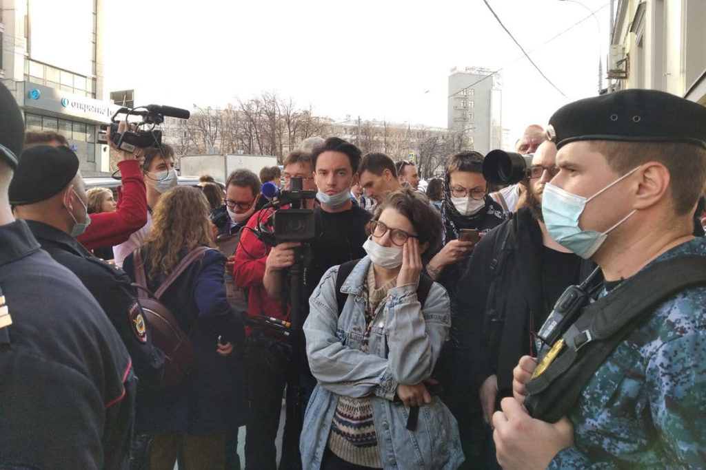 Журналисты перед зданием Басманного суда