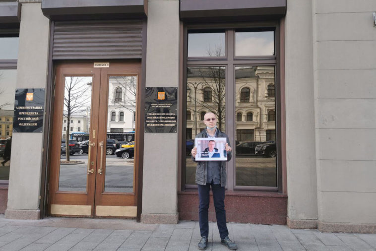 Реаниматолог Игорь Никонов в пикете в поддержку Алексея Навального