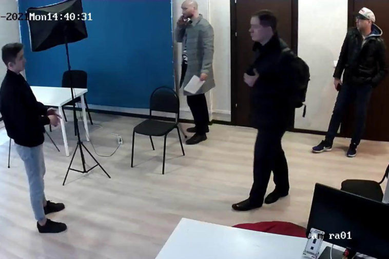 Силовики пришли с обыском в челябинский штаб Навального