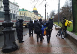 Задержание участника акции 21 апреля в Петербурге