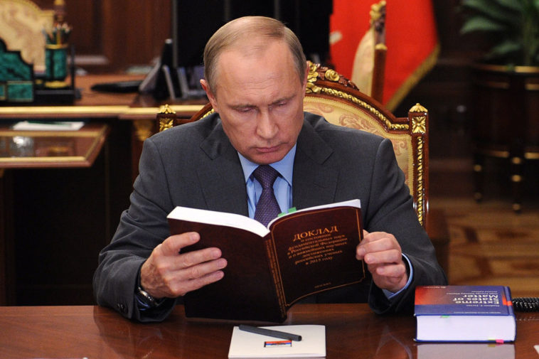 Владимир Путин читает