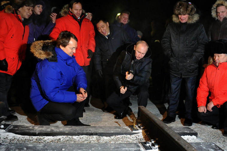 Владимир Путин во время церемонии начала строительства участка железной дороги Кызыл-Курагино