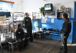 Заключенные смотрят телевизор в общежитии исправительной колонии