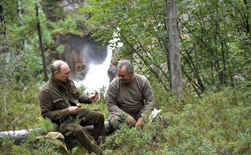 Владимир Путин и министр обороны Сергей Шойгу на отдыхе в Республике Тыва