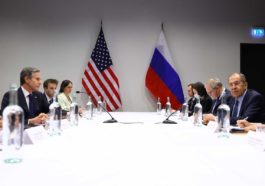 Министр иностранных дел РФ Сергей Лавров и государственный секретарь США Энтони Блинкен во время встречи