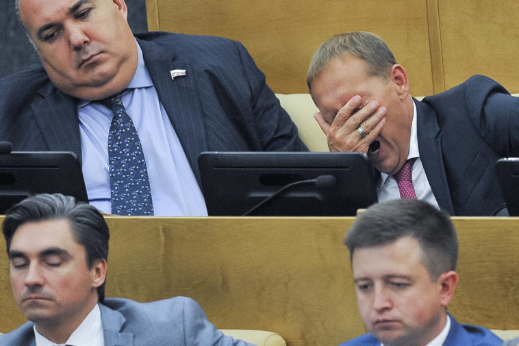 Чиновники на пленарном заседании Госдумы