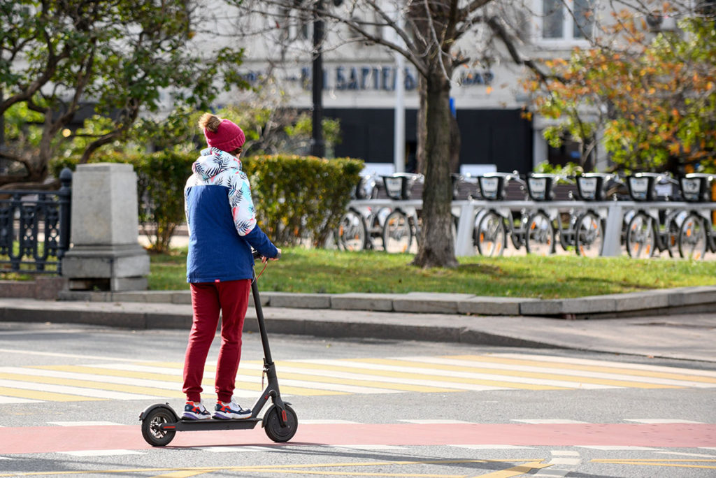 Передвижение на самокатах и велосипедах в городе