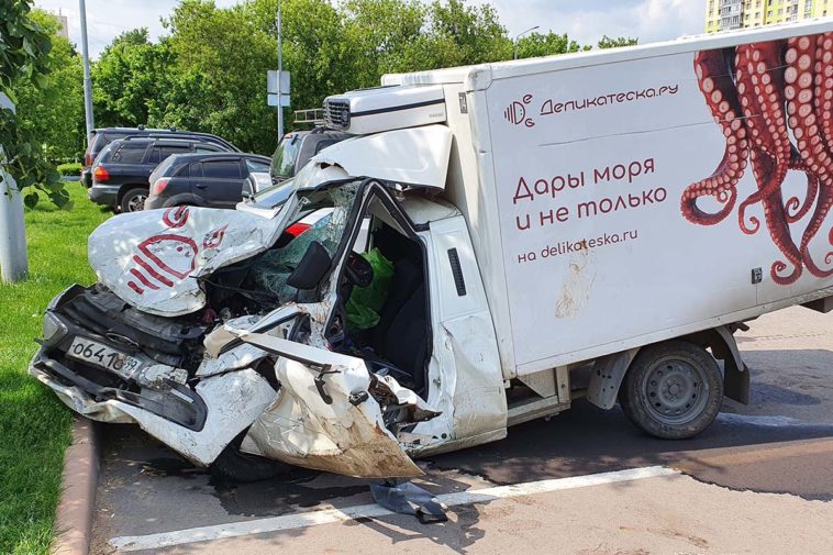 Автофургон Lada ВИС-2349 интернет-магазина «Деликатеска», в который врезался Михаил Ефремов в июне 2020 года