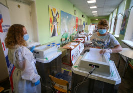 Голосование по поправкам в Конституцию РФ на избирательном участке в здании школы