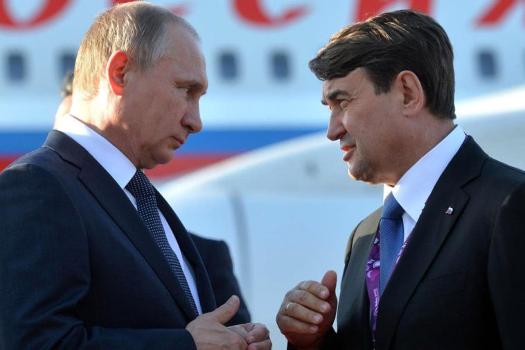 Помощник президента России и бывший министр транспорта Игорь Левитин с Владимиром Путиным