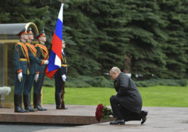 Владимир Путин возложил цветы к Могиле Неизвестного Солдата в Александровском саду, 9 мая 2020 год