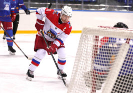 Владимир Путин во время игры в хоккей