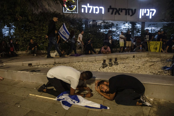 «Тель-Авив бомбят, мы лежим на полу в кафе». Как русскоязычные израильтяне переживают бомбардировку