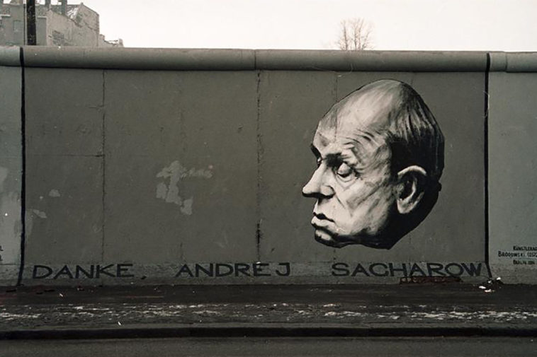 Портрет Андрея Сахарова на Берлинской стене с надписью «Спасибо, Андрей Сахаров»