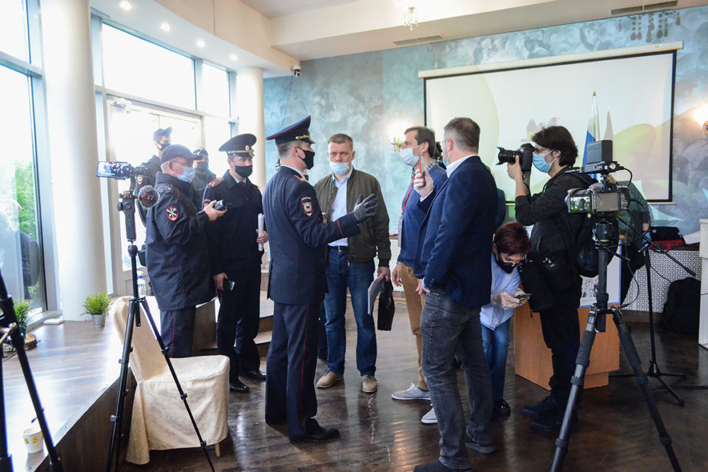 Сотрудники полиции, прервавшие заседание съезда муниципальных депутатов в Великом Новгороде. Фото: "МБХ медиа"