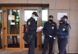 Сотрудники полиции у здания, где проходил съезд муниципальных депутатов в Великом Новгороде. Фото: "МБХ медиа"