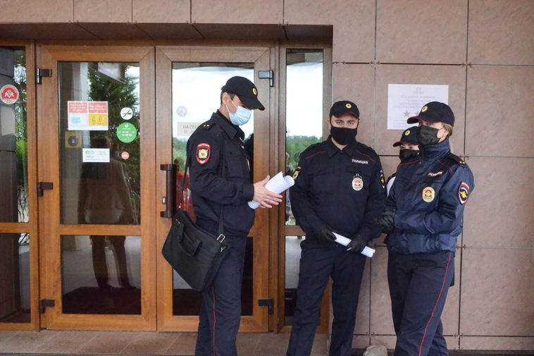 Сотрудники полиции у здания, где проходил съезд муниципальных депутатов в Великом Новгороде. Фото: "МБХ медиа"