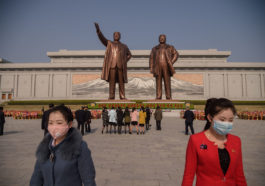 Кореянки перед статуями Ким Ир Сена и Ким Чен Ира в Пхеньяне