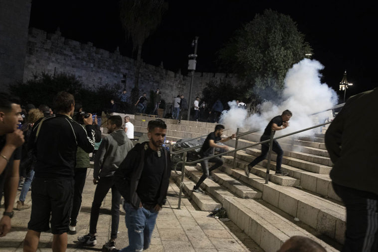 Израильская полиция выпустила светошумовые гранаты