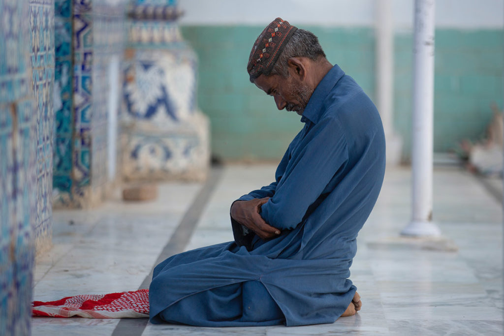 Мусульманин совершает намаз в мечети