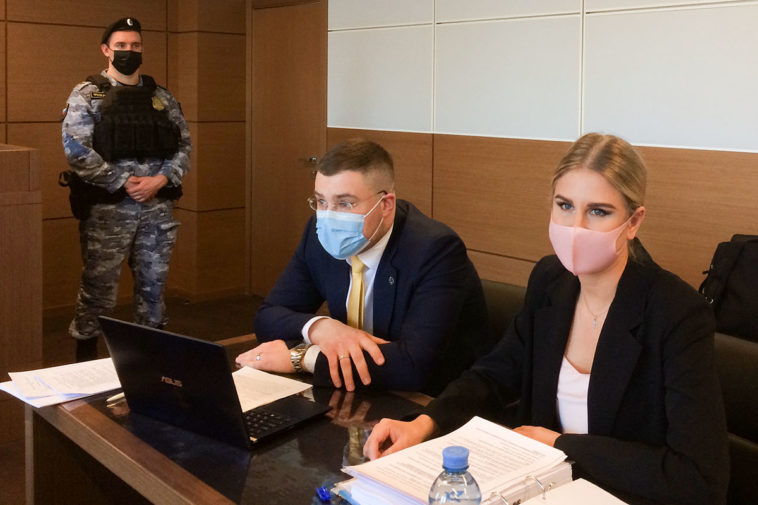 Любовь Соболь с адвокатом в Перовском суде
