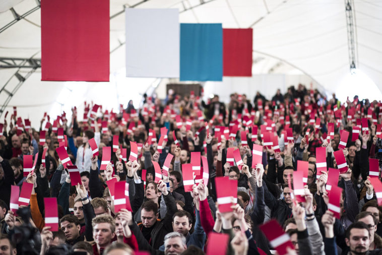 Сторонники Навального на съезде в 2018 году