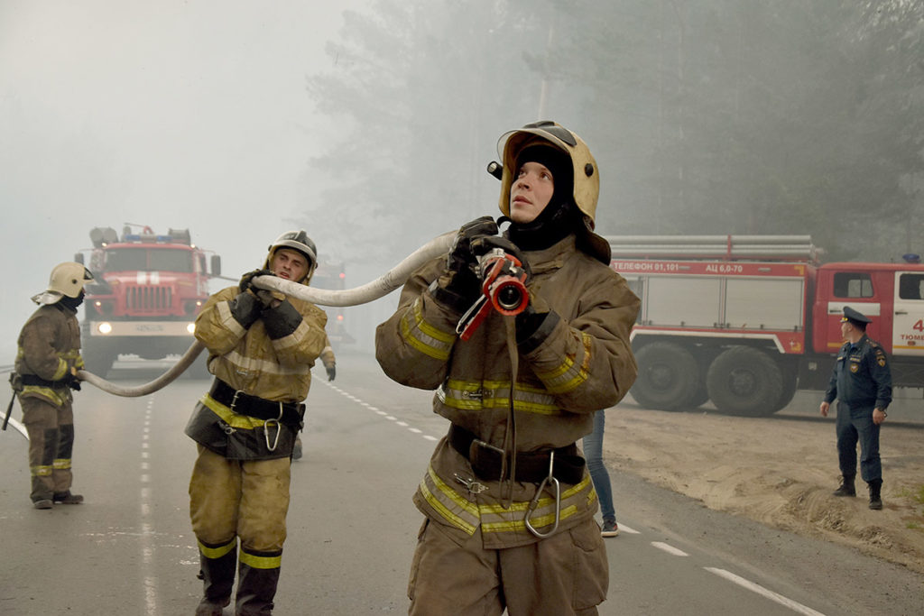 Пожарные во время ликвидации лесных пожаров в Тюмени.