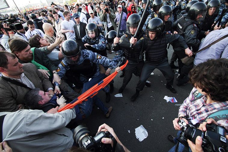 Полиция и протестующие 6 мая 2012 года на Болотной площади