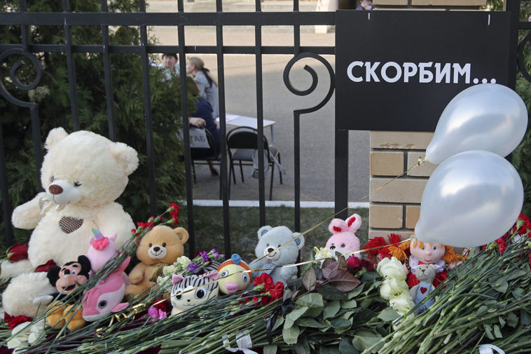 Цветы и игрушки в память жертв стрельбы в школе № 175, Казань